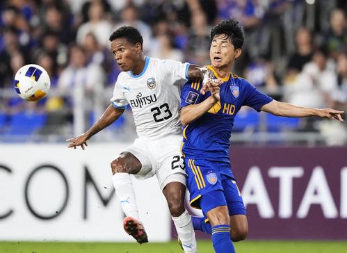 前半、競り合う川崎Fマルシーニョ（左）（共同）
