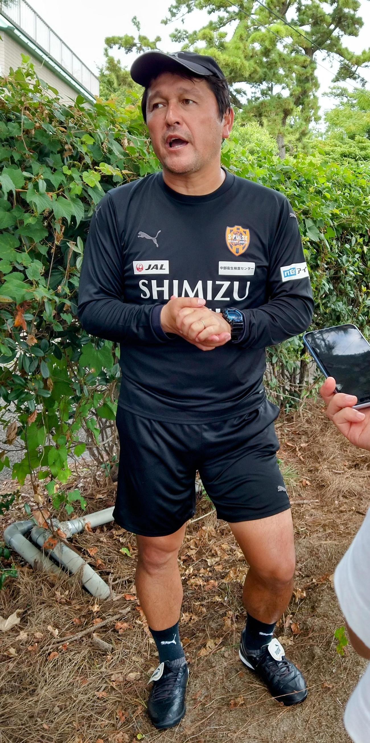 非公開練習後、取材に応じた清水の秋葉忠宏監督（撮影・木下淳）