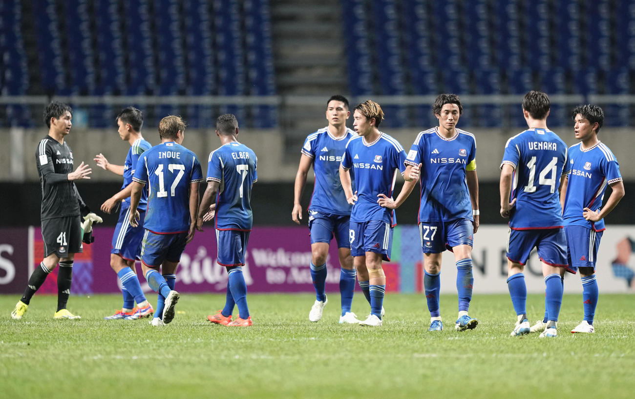 光州に敗れ、肩を落とす横浜イレブン＝光州（共同）