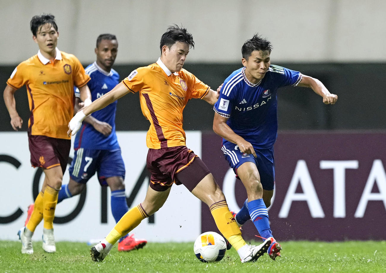 後半、競り合う横浜西村（右）＝光州（共同）