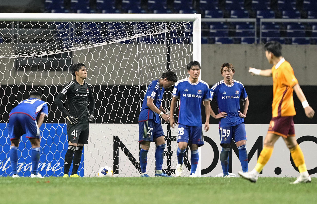 横浜対光州　後半、光州に6点目のゴールを決められ、ぼうぜんとするGK寺門（左から2人目）ら横浜イレブン（共同）