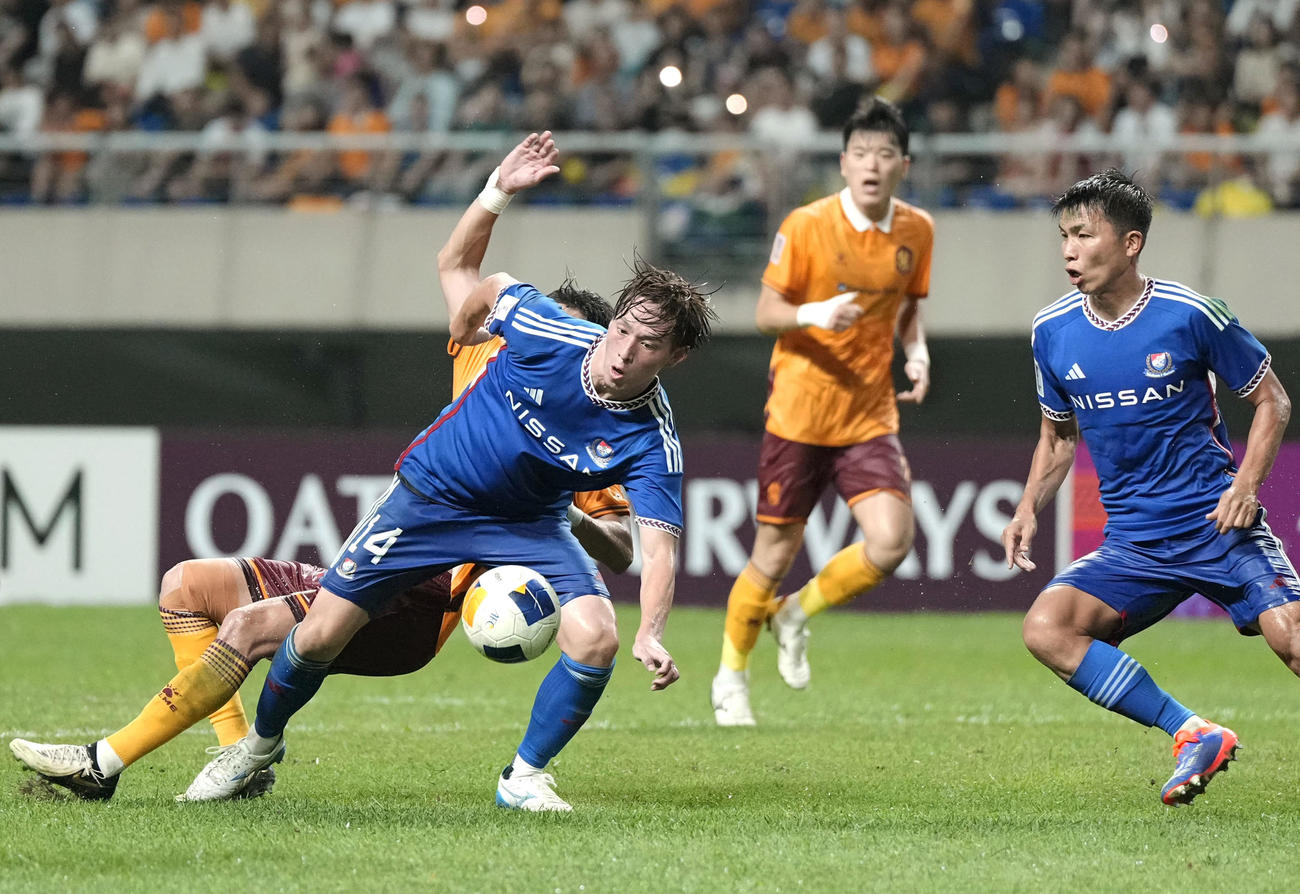 横浜M―光州　後半、攻め込む横浜植中（左）＝光州（共同）