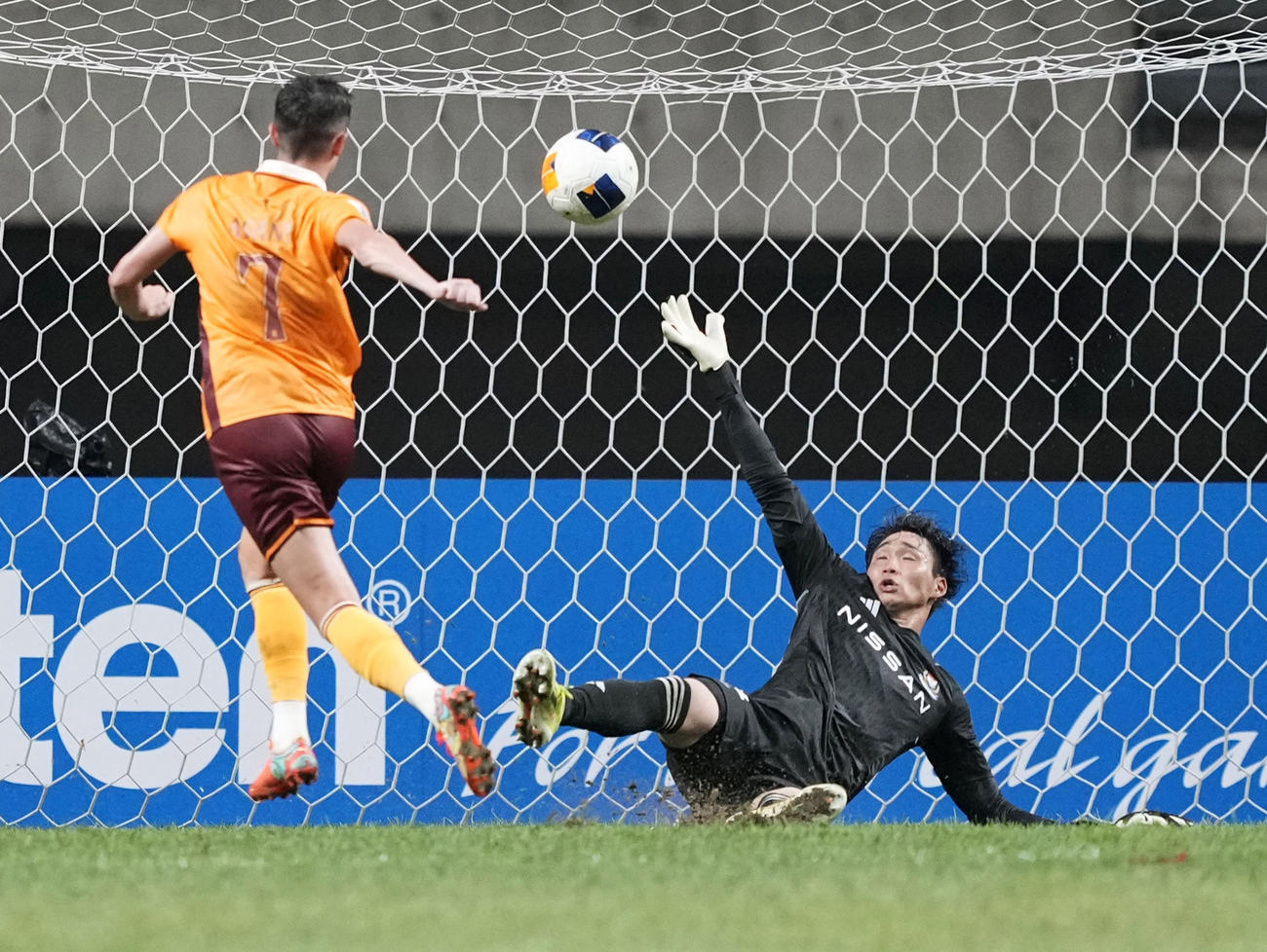 試合終了間際、光州に7点目のゴールを決められる横浜GK寺門＝光州（共同）