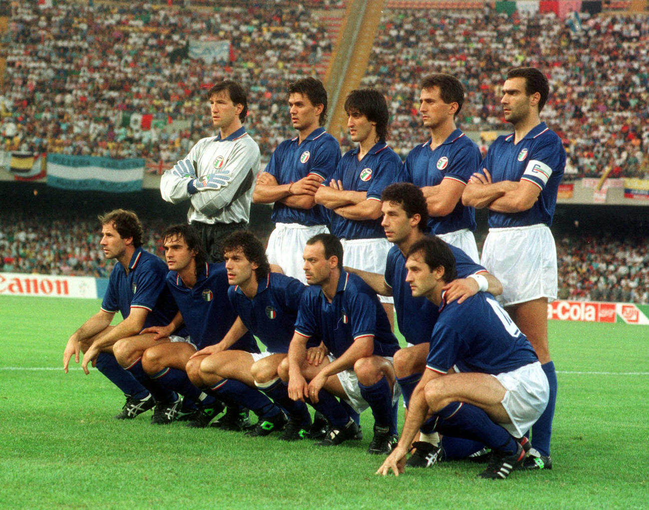 90年7月、W杯イタリア大会準決勝　イタリア対アルゼンチン　イタリア集合写真　後列左からワルター・ゼンガ、パオロ・マルディーニ、フェルナンド・デ・ナポリ、リカルド・フェリ、ジュゼッペ・ベルゴミ、前列左からフランコ・バレージ、ジュゼッペ・ジャンニーニ、ロベルト・ドナドーニ、サルバトーレ・スキラッチ、ジャンルカ・ビアリ、ルイジ・デ・アゴスティーニ
