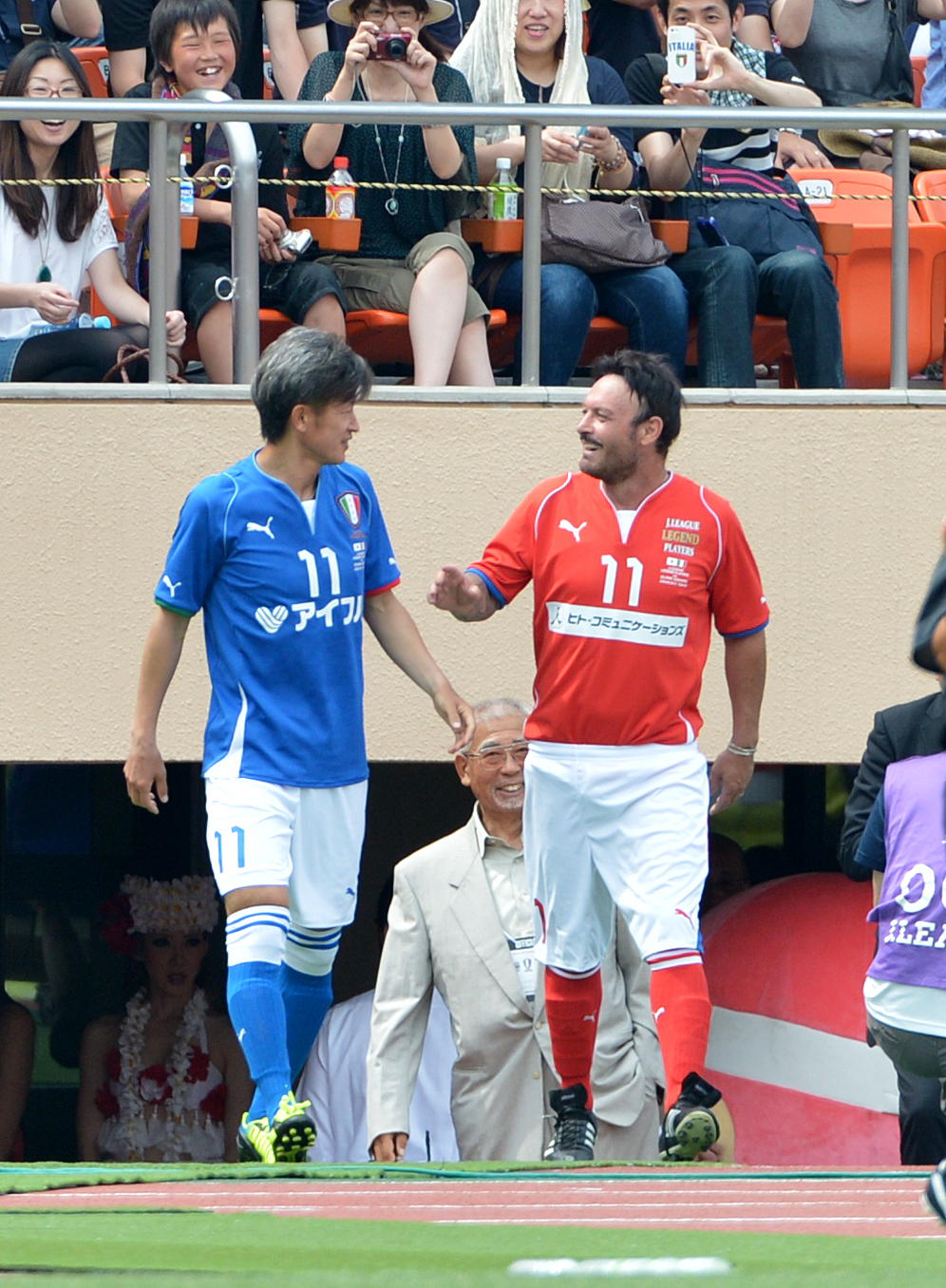 JリーグOB選抜対イタリアOB選抜　スキラッチと談笑するカズ（13年6月9日撮影）