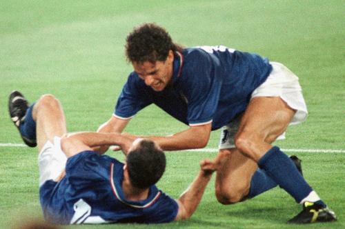 W杯イタリア大会　イタリア対ウルグアイ　後半20分、先制ゴールを決めたFWサルバトーレ・スキラッチ（左）を祝福するイタリアFWロベルト・バッジオ（1990年6月25日）