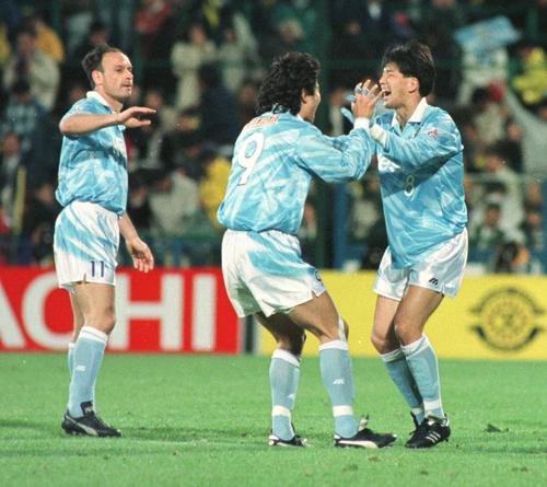 1995年4月12日・磐田対柏　初ゴールを決めた名波浩は笑顔で中山雅史（中央）とスキラッチ(左)の祝福を受ける