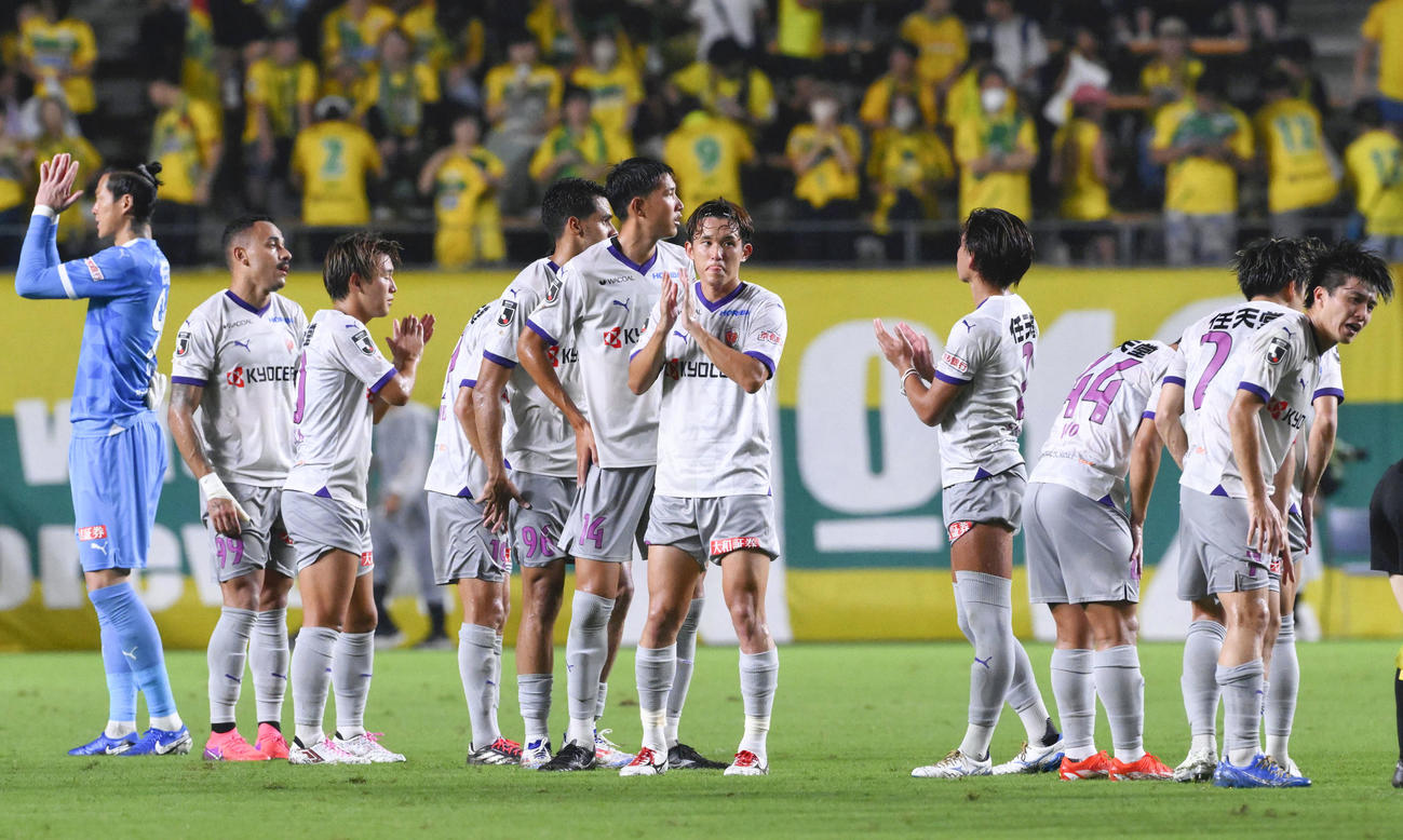 千葉に快勝し、喜ぶ京都イレブン（共同）