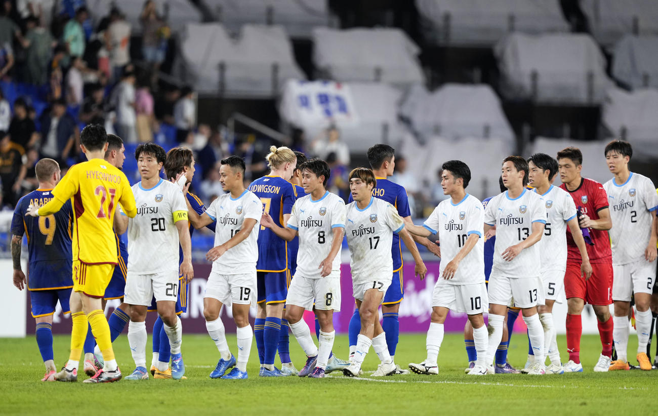 蔚山対川崎F　蔚山に競り勝ち、健闘をたたえ合う川崎イレブン（共同）