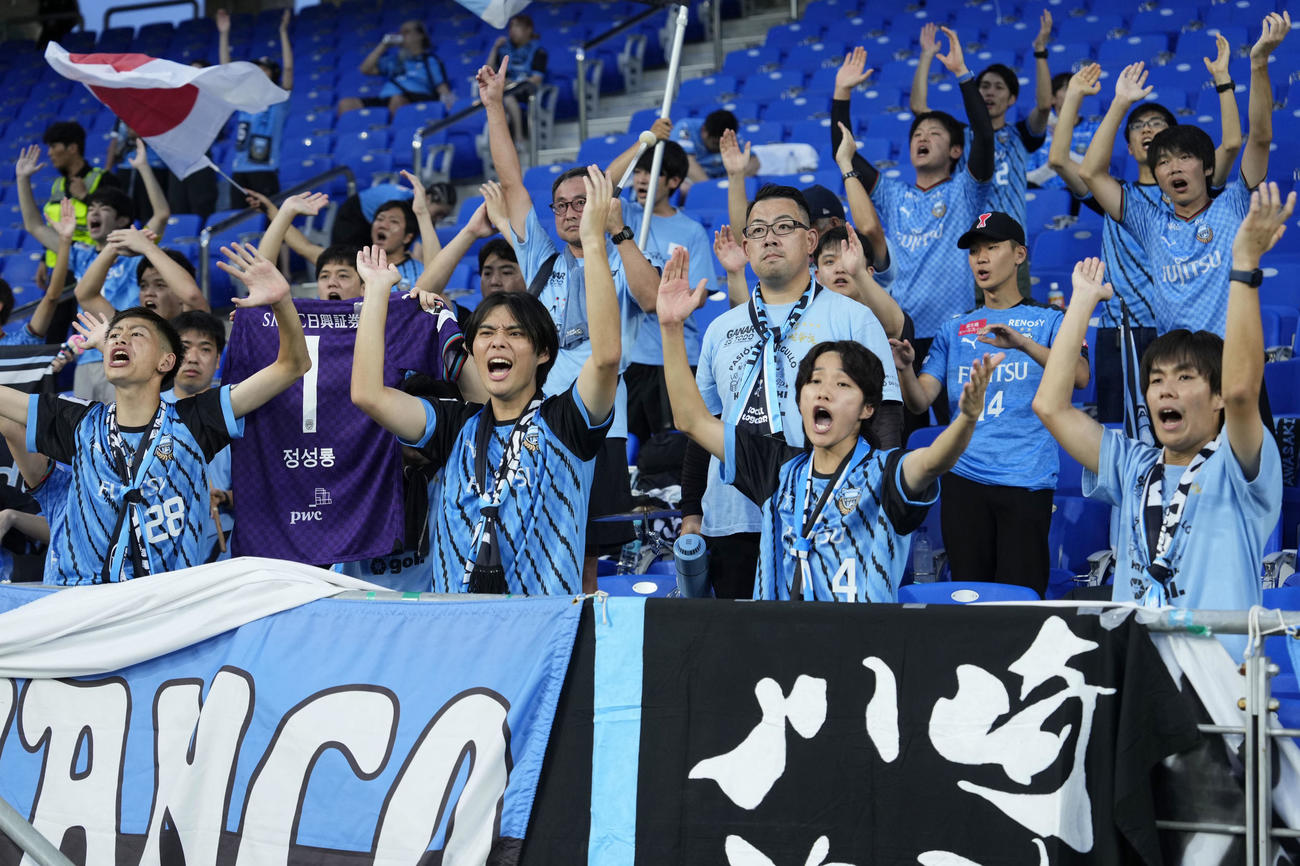 蔚山対川崎F　蔚山戦で盛り上がる川崎サポーター（共同）