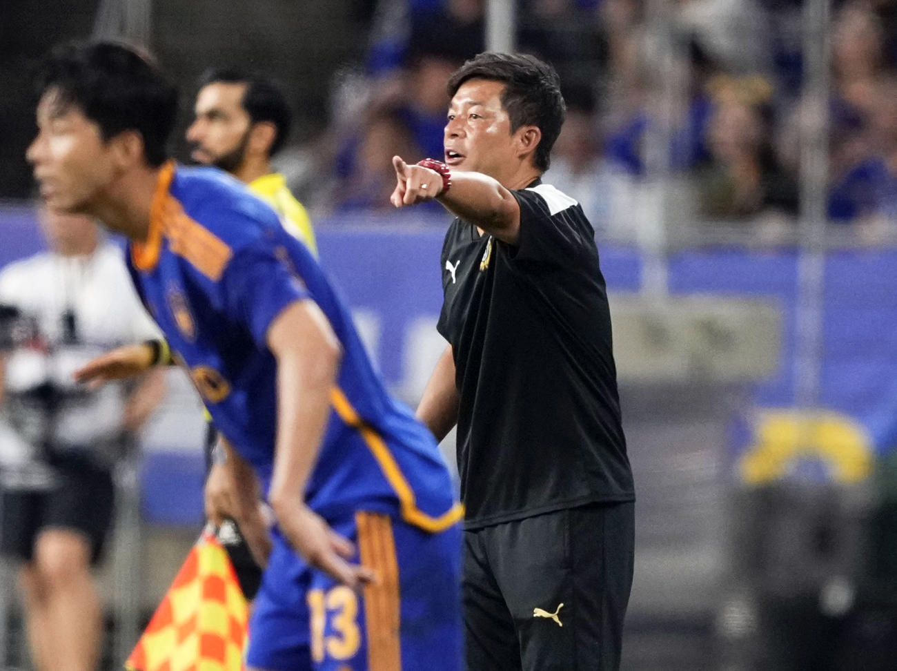 蔚山対川崎F　後半、指示を出す川崎・鬼木監督（共同）