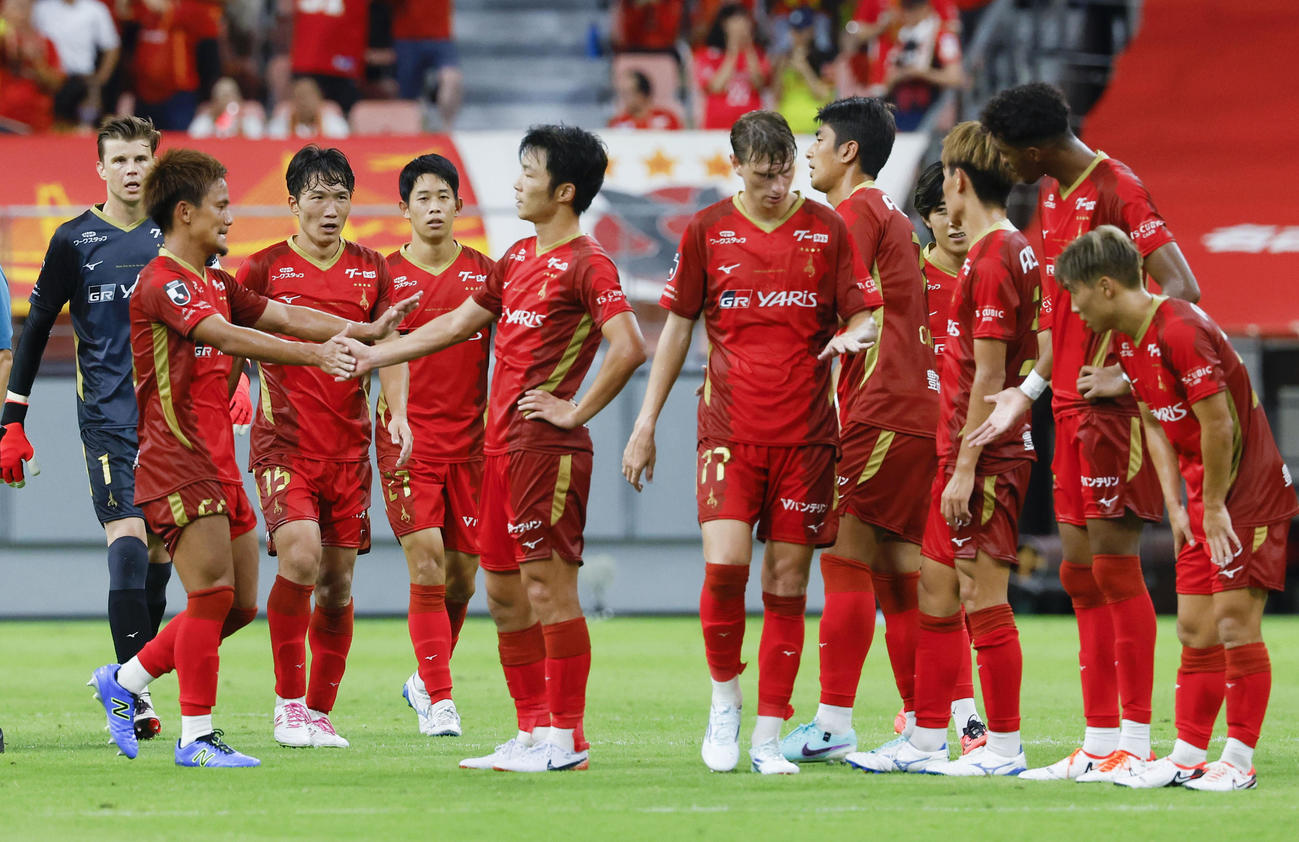 新潟に勝利した名古屋イレブン（共同）