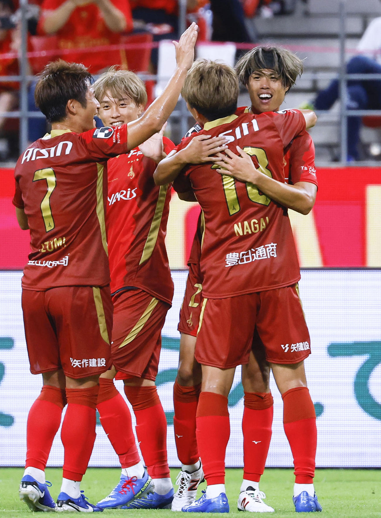 前半、先制ゴールを決め、喜ぶ名古屋野上（右端）（共同）