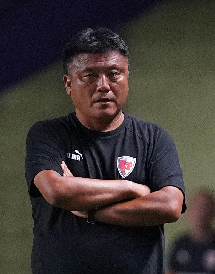 千葉対京都　試合を見つめる京都曹監督（撮影・横山健太）