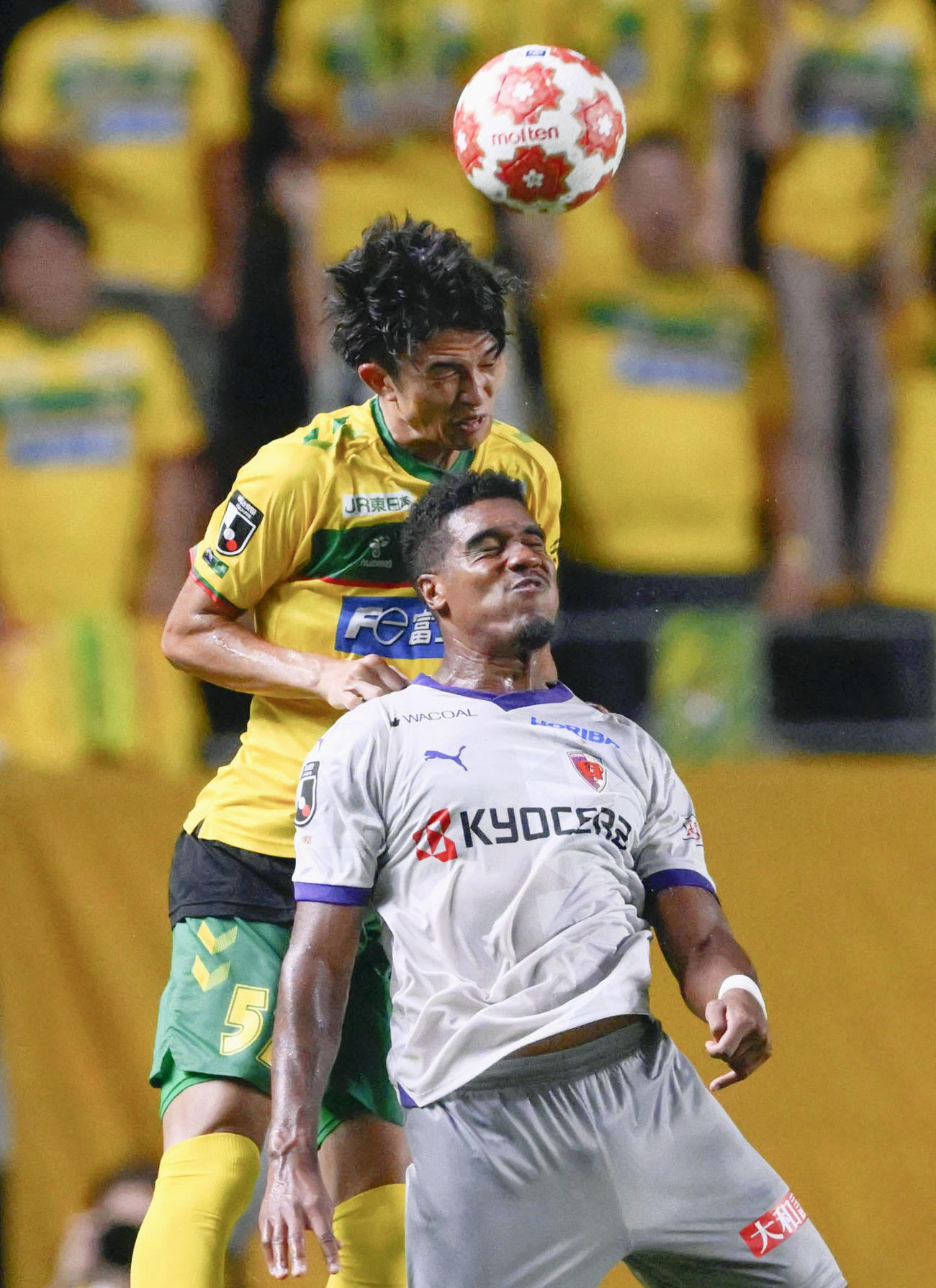 前半、ヘディングで競り合う千葉・久保庭（上）と京都・ムリロコスタ（共同）