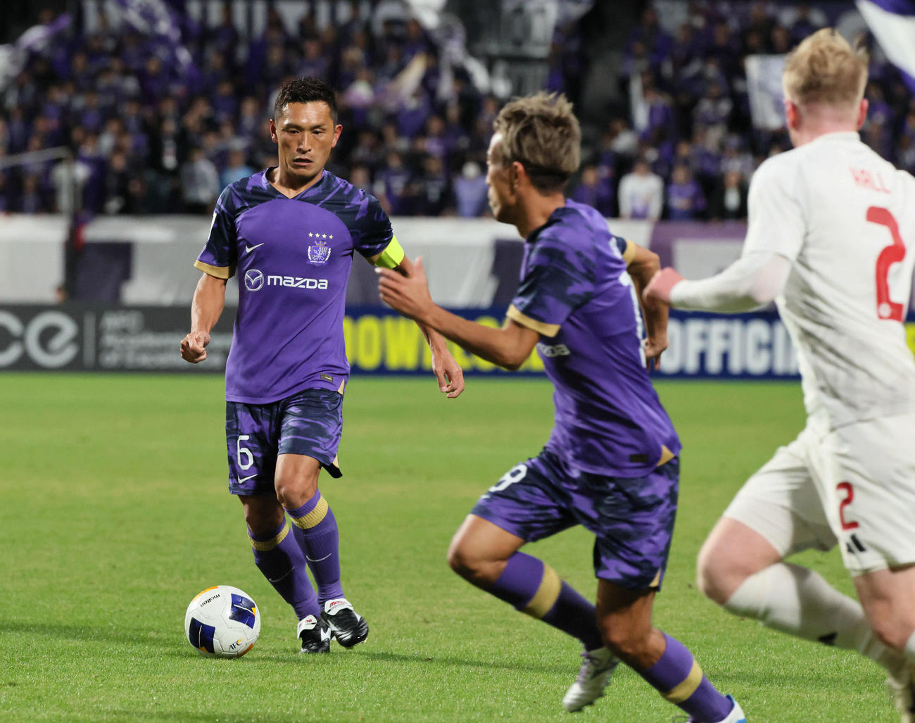 ACL2広島対東方　前半　パスする広島青山敏弘左）（撮影・加藤孝規）