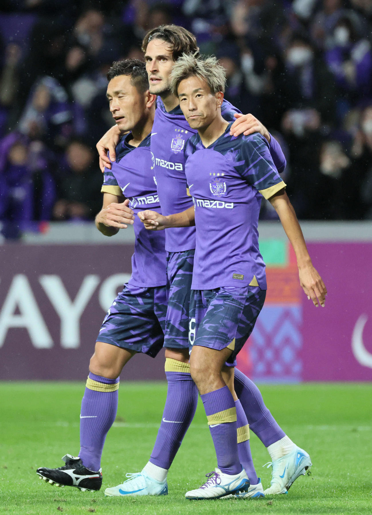 ACL2広島対東方　後半　勝ち越しゴールを決め、喜ぶ広島パシエンシア（中央）ら（撮影・加藤孝規）