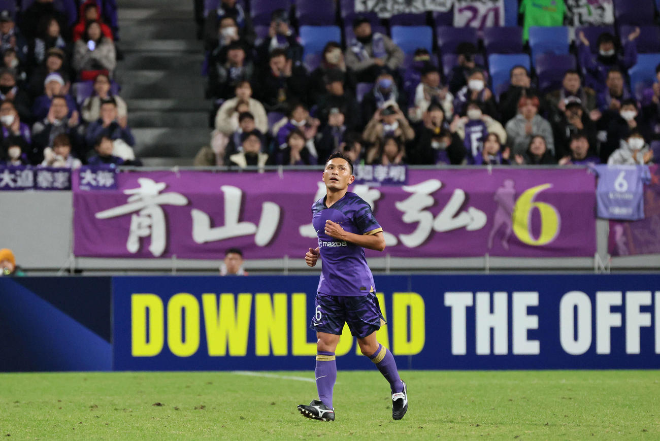 ACL2広島対東方　後半　交代する広島青山（撮影・加藤孝規）