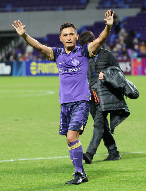 ACL2広島対東方　試合後、サポーターの声援に応える広島青山（撮影・加藤孝規）