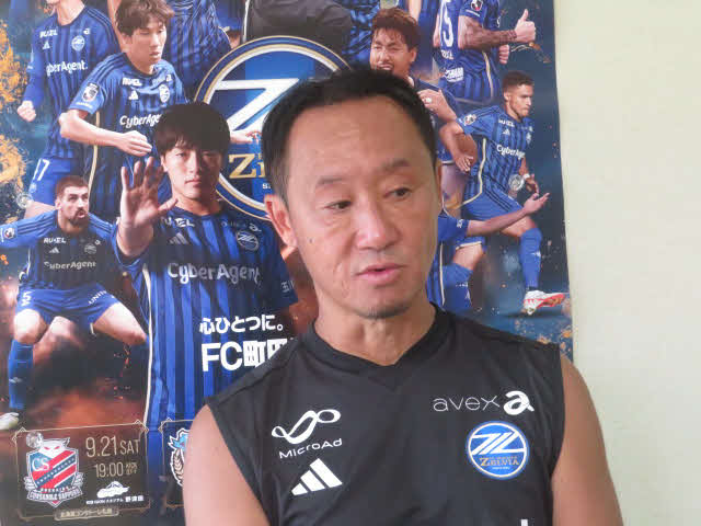 札幌戦に向けて取材に応じる町田の黒田剛監督