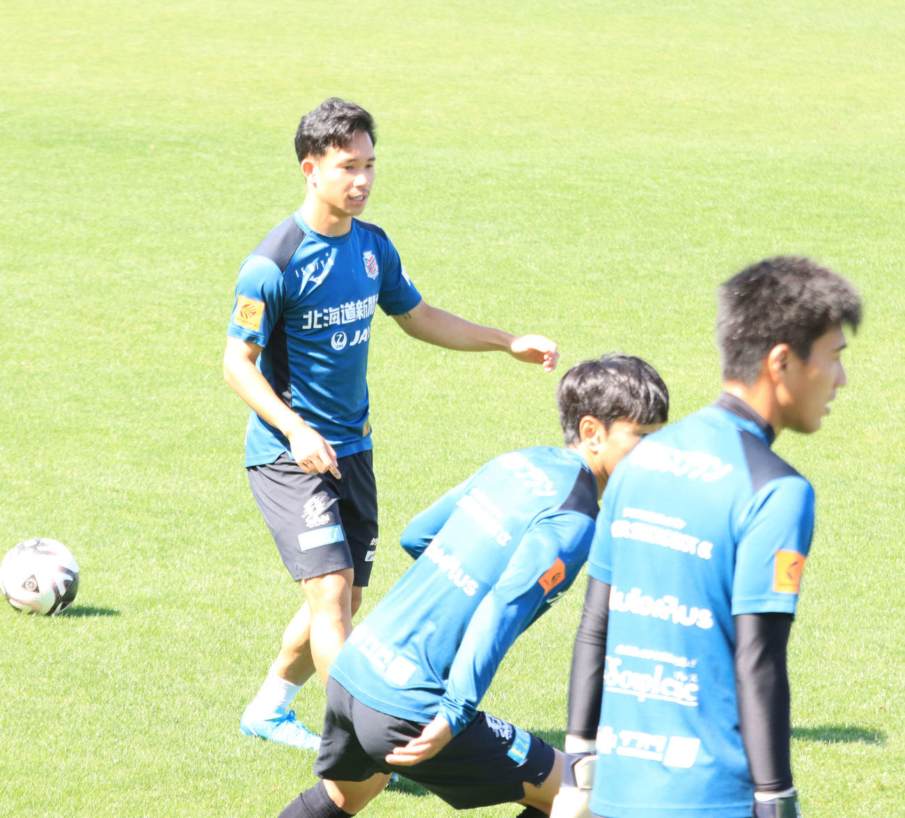 町田戦に向けて練習する札幌スパチョーク（左）（撮影・保坂果那）