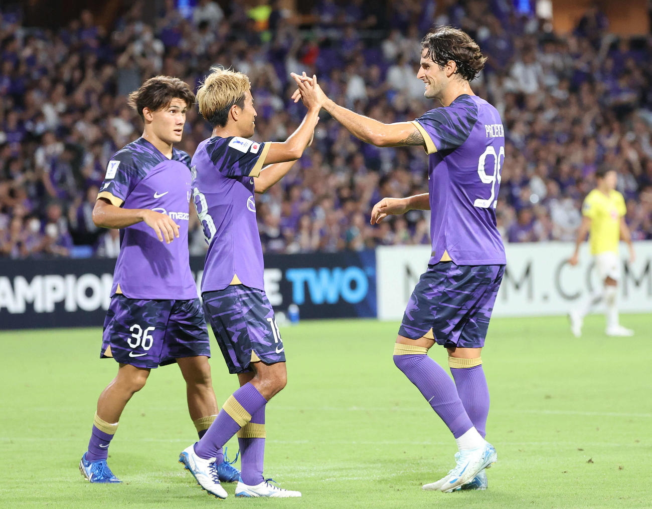 ACL広島対カヤFC　後半　広島パシエンシア（右）はシュートを決める（撮影・加藤孝規）