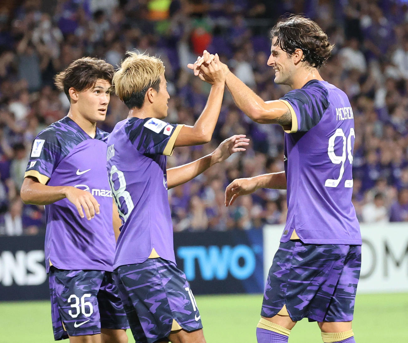 ACL広島対カヤFC　後半　広島パシエンシア（右）はシュートを決める（撮影・加藤孝規）