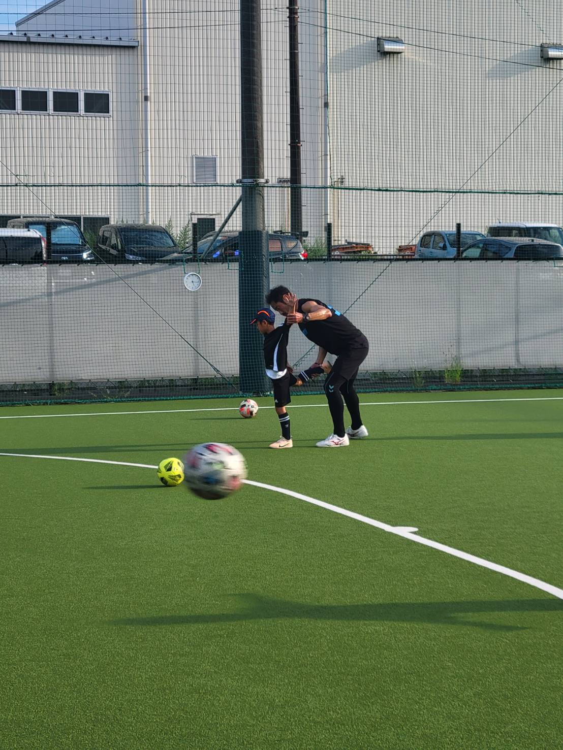 小学生にシュートを指導するFW大久保哲哉