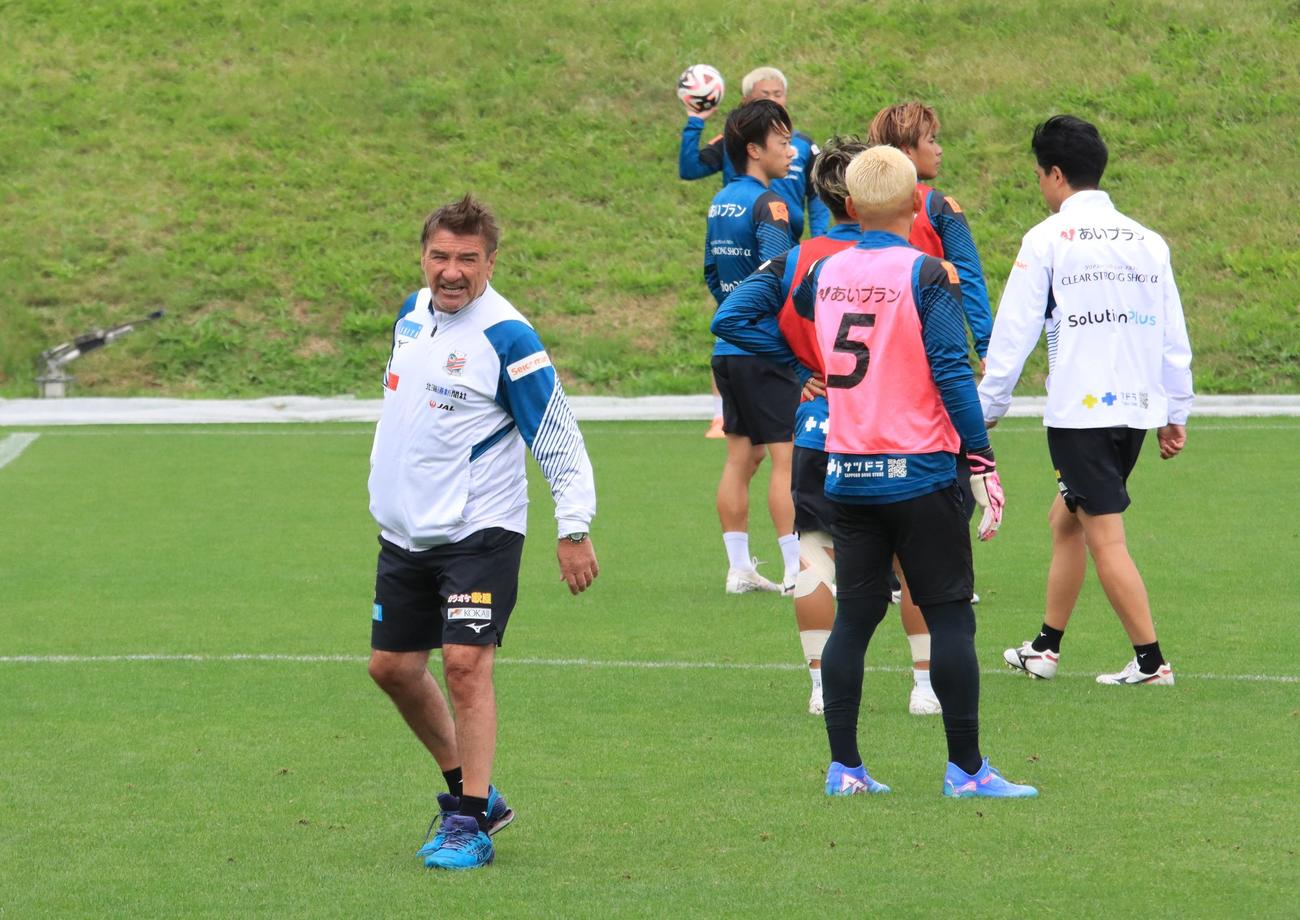 町田戦前日練習に参加する札幌ペトロビッチ監督（左）（撮影・保坂果那）