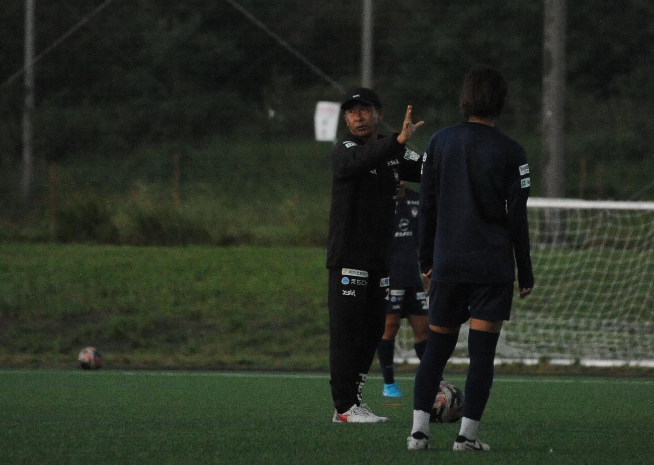 C大阪ヤンマー戦前日練習で選手に指示を出す新潟L・橋川監督（左）（撮影・小林忠）