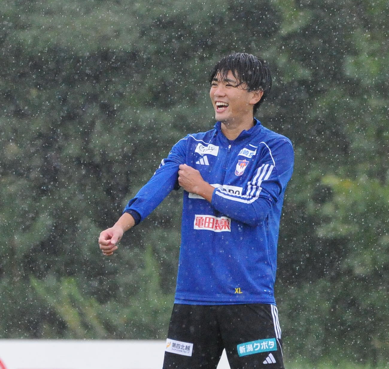 ホーム神戸戦前日練習の合間に笑顔を見せる橋本（撮影・小林忠）