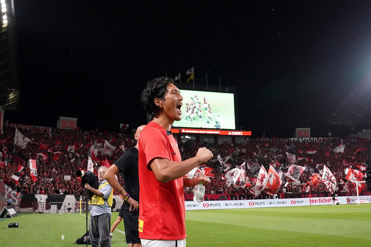 浦和対東京　試合前、ベンチからチームメートを鼓舞する浦和原口（撮影・狩俣裕三）