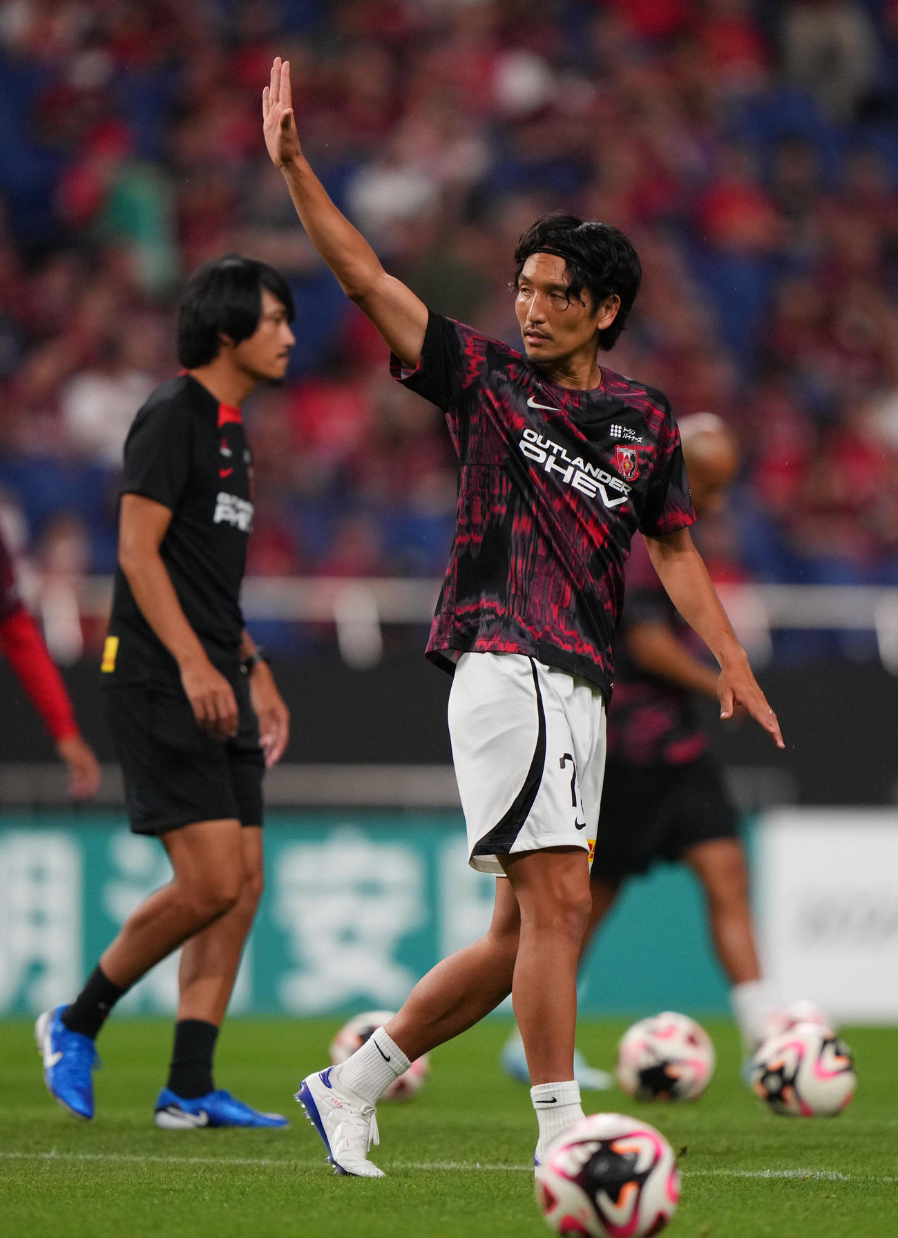 浦和対東京　試合前、サポーターの声援に応える浦和原口（撮影・狩俣裕三）