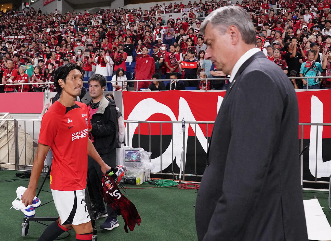 浦和対東京　試合前、ベンチに向かう浦和原口（左）。右はスコルジャ監督（撮影・狩俣裕三）