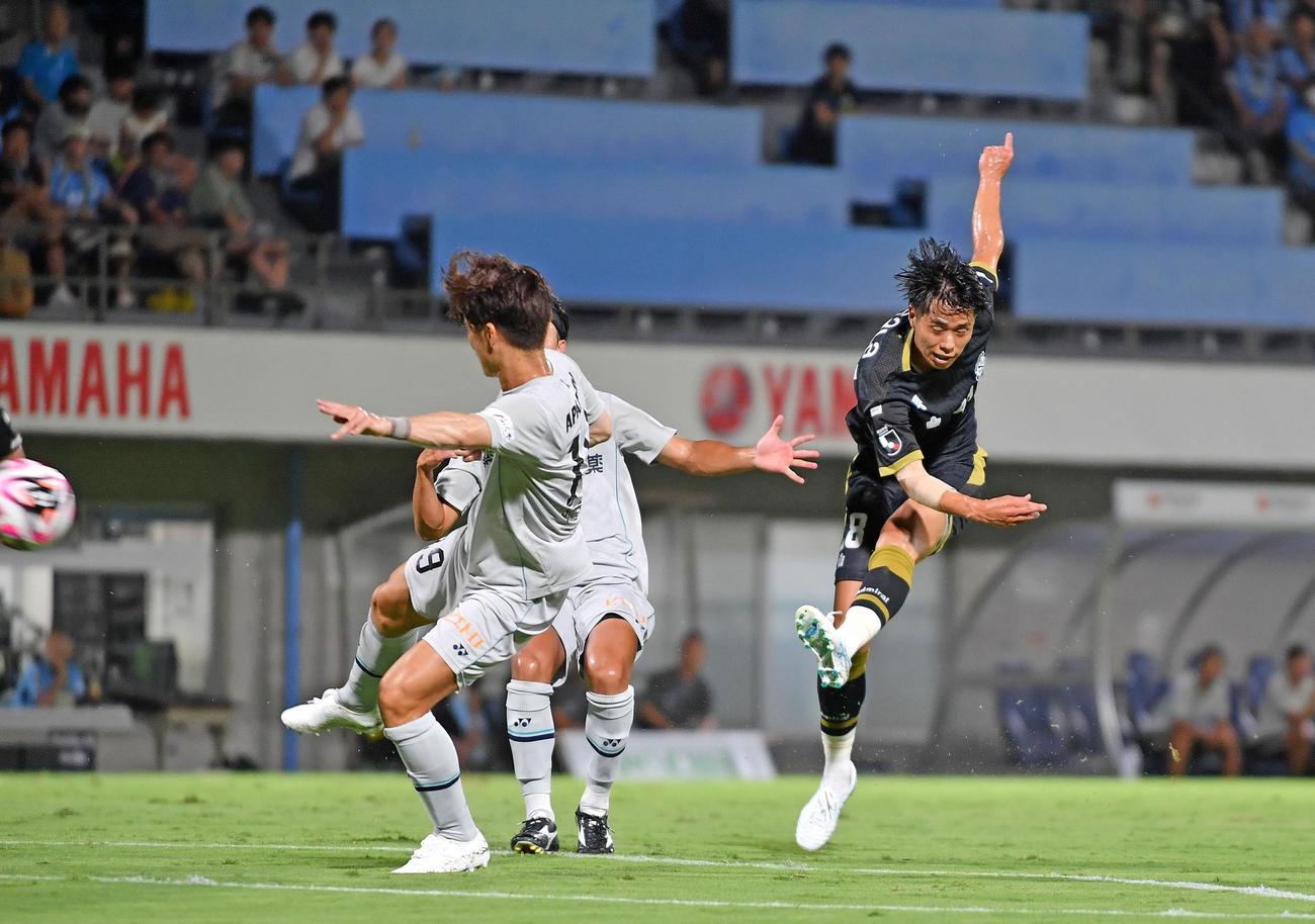 磐田対福岡　前半、左足ミドルを放つ磐田高畑（右）