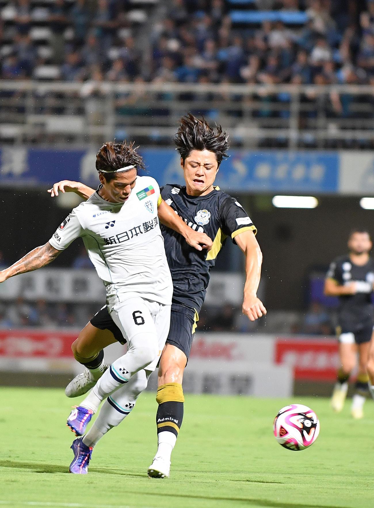 磐田対福岡　相手と激しく競り合う磐田松原（右）