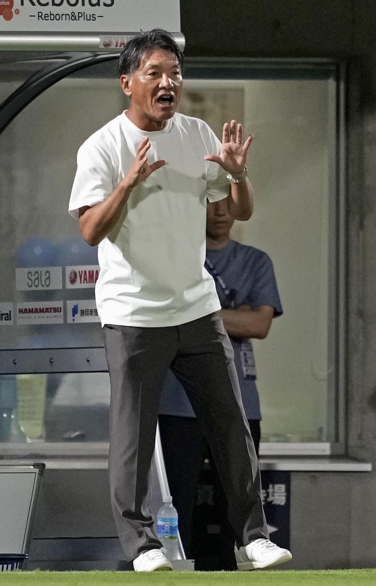 磐田対福岡　前半、指示を出す磐田・横内監督（共同）