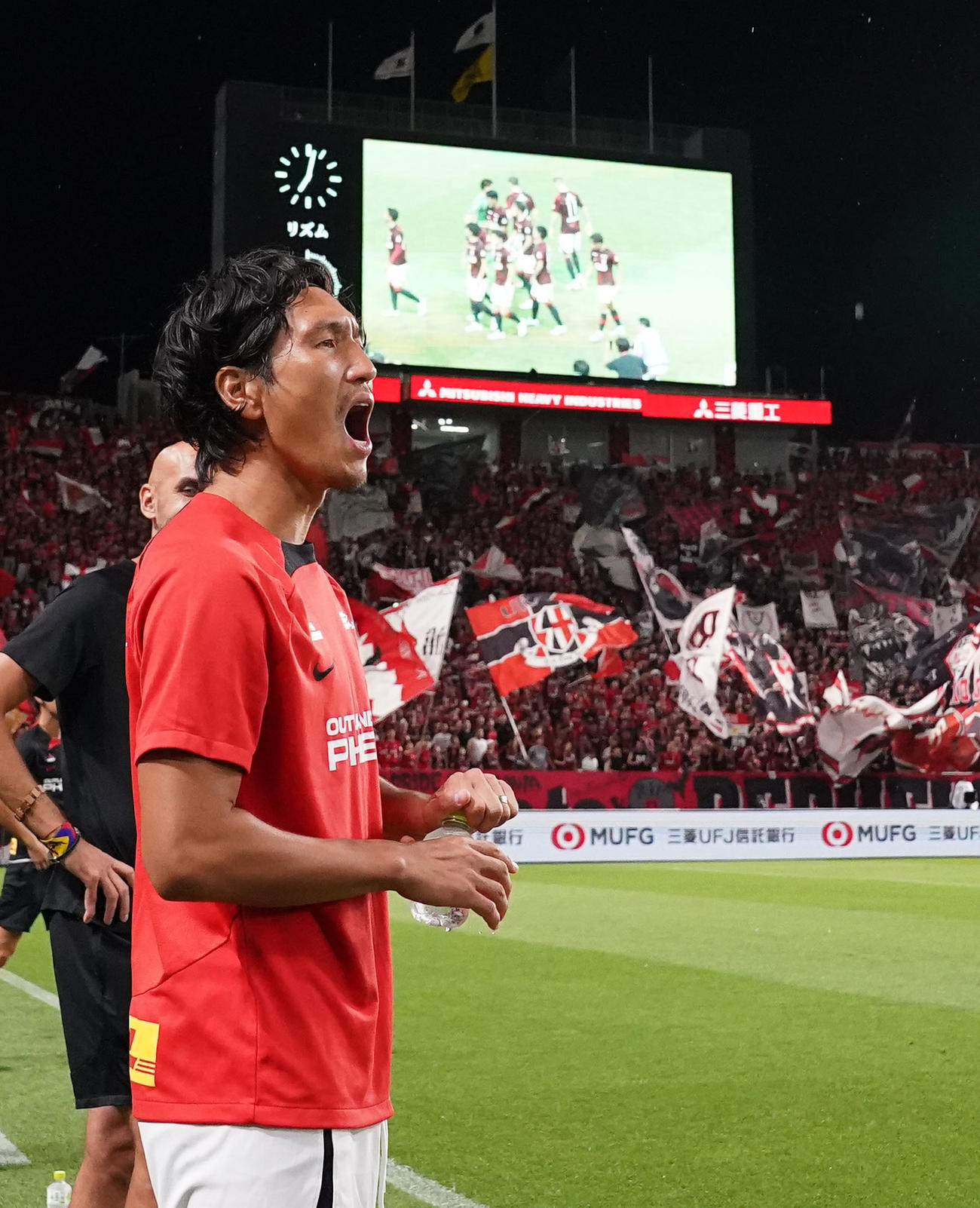 浦和対東京　試合前、ベンチからチームメートを鼓舞する浦和原口（撮影・狩俣裕三）