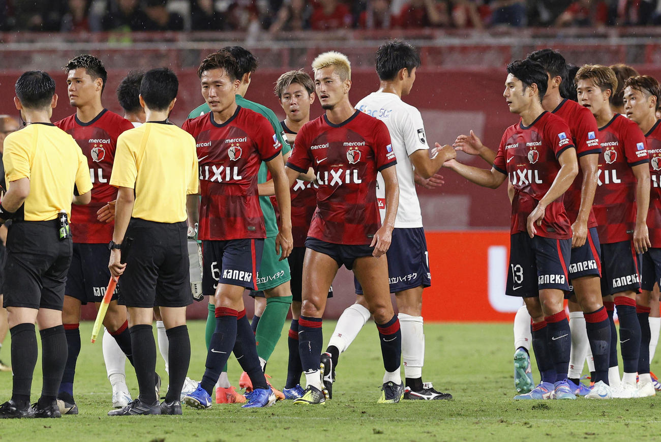 柏と引き分け、健闘をたたえ合う鈴木（中央）ら鹿島イレブン（共同）