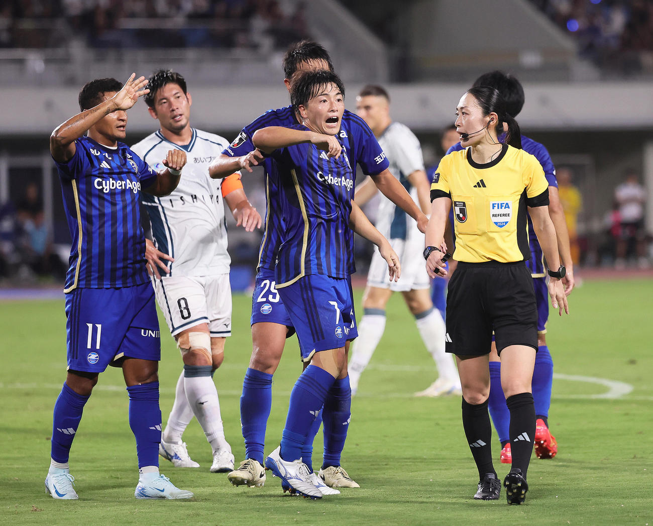 町田対札幌　後半、山下主審（右）にペナルティーエリア内でのハンドをアピールする町田相馬（中央）ら（撮影・足立雅史）