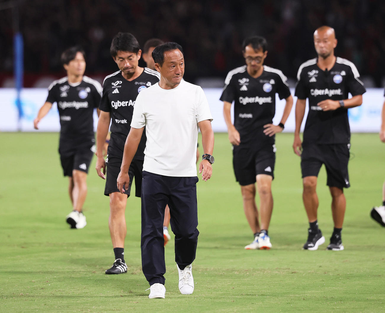 町田対札幌　札幌に引き分け、サポーターへあいさつへ向かう町田黒田監督ら（撮影・足立雅史）