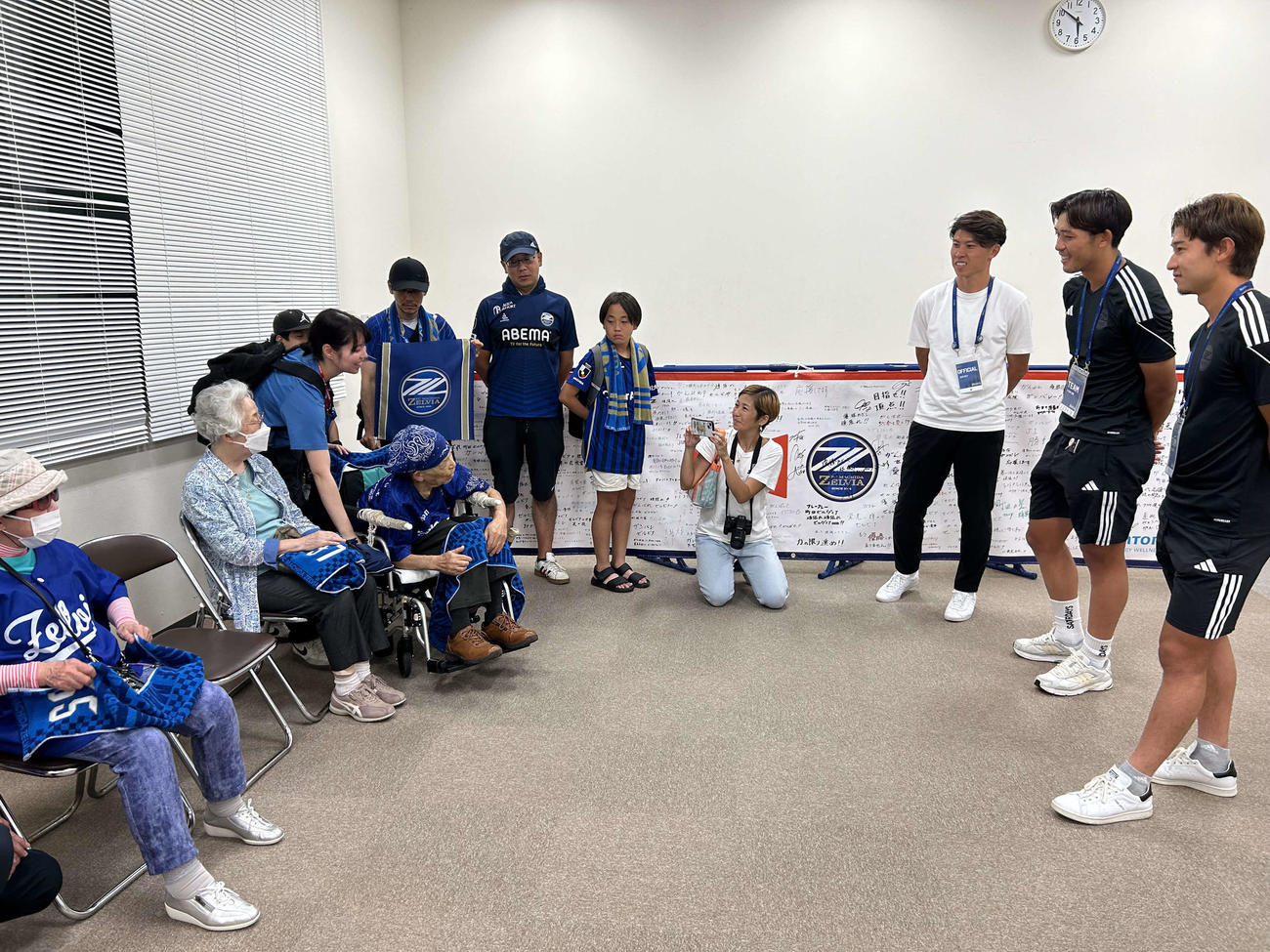 町田の芦部（右端）、松本（同2人目）、アンバサダーの太田さん（同3人目）は地元の高齢者たちと歓談する