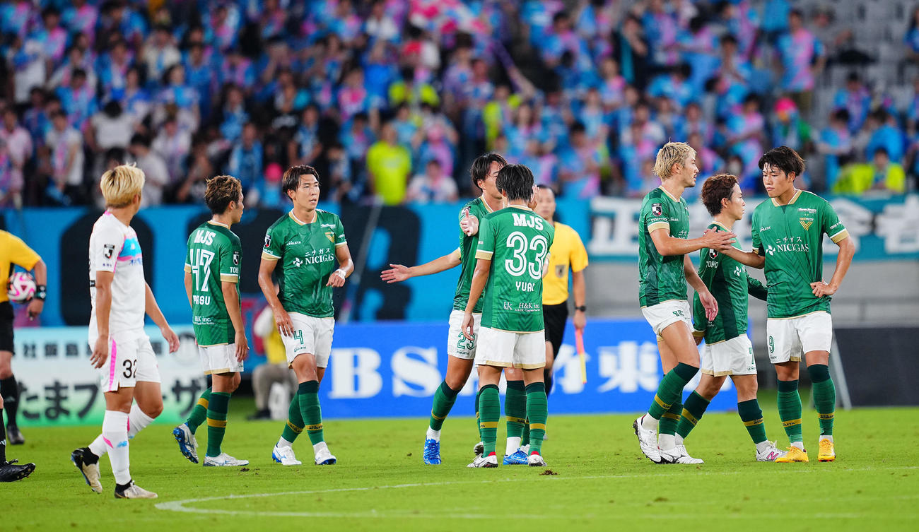 東京V対鳥栖　鳥栖に勝利しタッチを交わす東京Vの選手たち（撮影・垰建太）