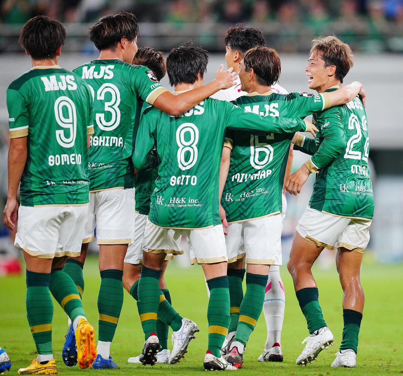 東京V対鳥栖　後半、ヘディングでゴールを決めチームメートと喜び合う東京V翁長（右）（撮影・垰建太）