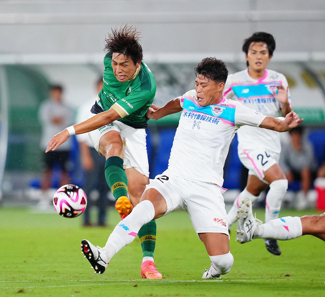 東京V対鳥栖　後半、シュートを放つ東京V木村（左）（撮影・垰建太）