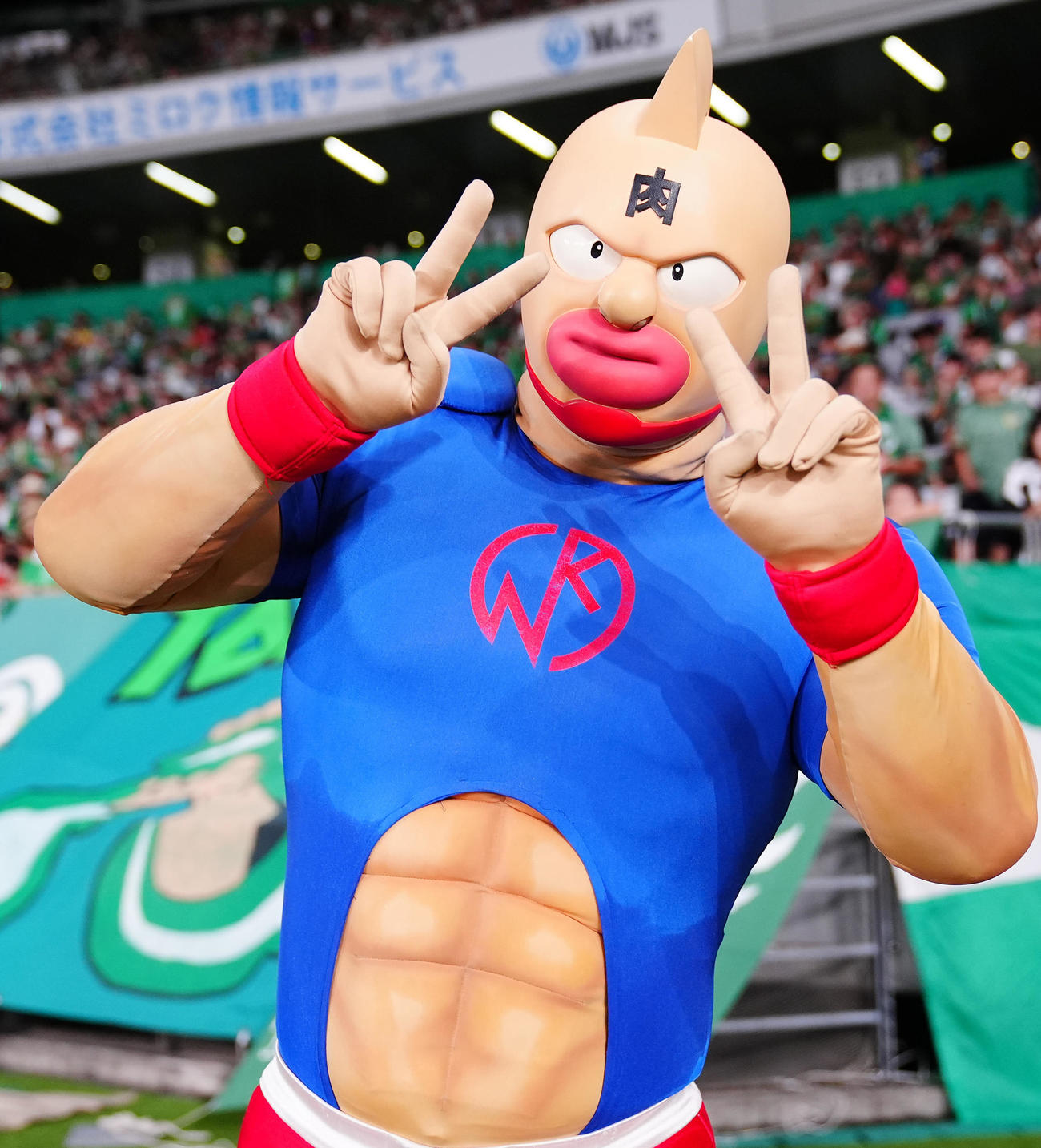 東京V対鳥栖　ハーフタイムに現れた漫画「キン肉マン」のキン肉スグル（撮影・垰建太）
