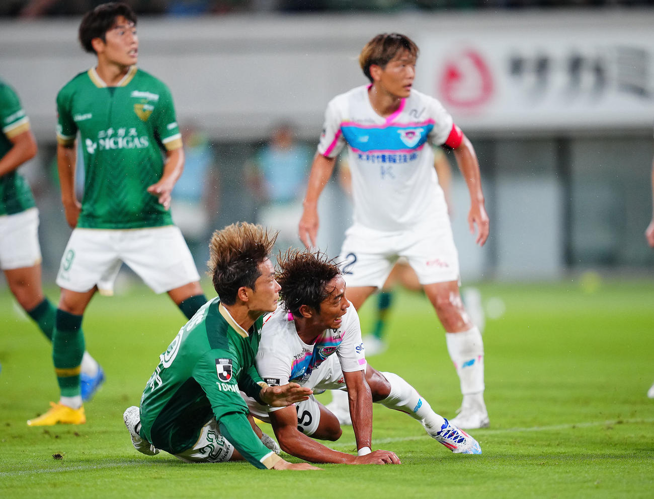 東京V対鳥栖　後半、ヘディングでゴールを決める東京V翁長（手前左）（撮影・垰建太）