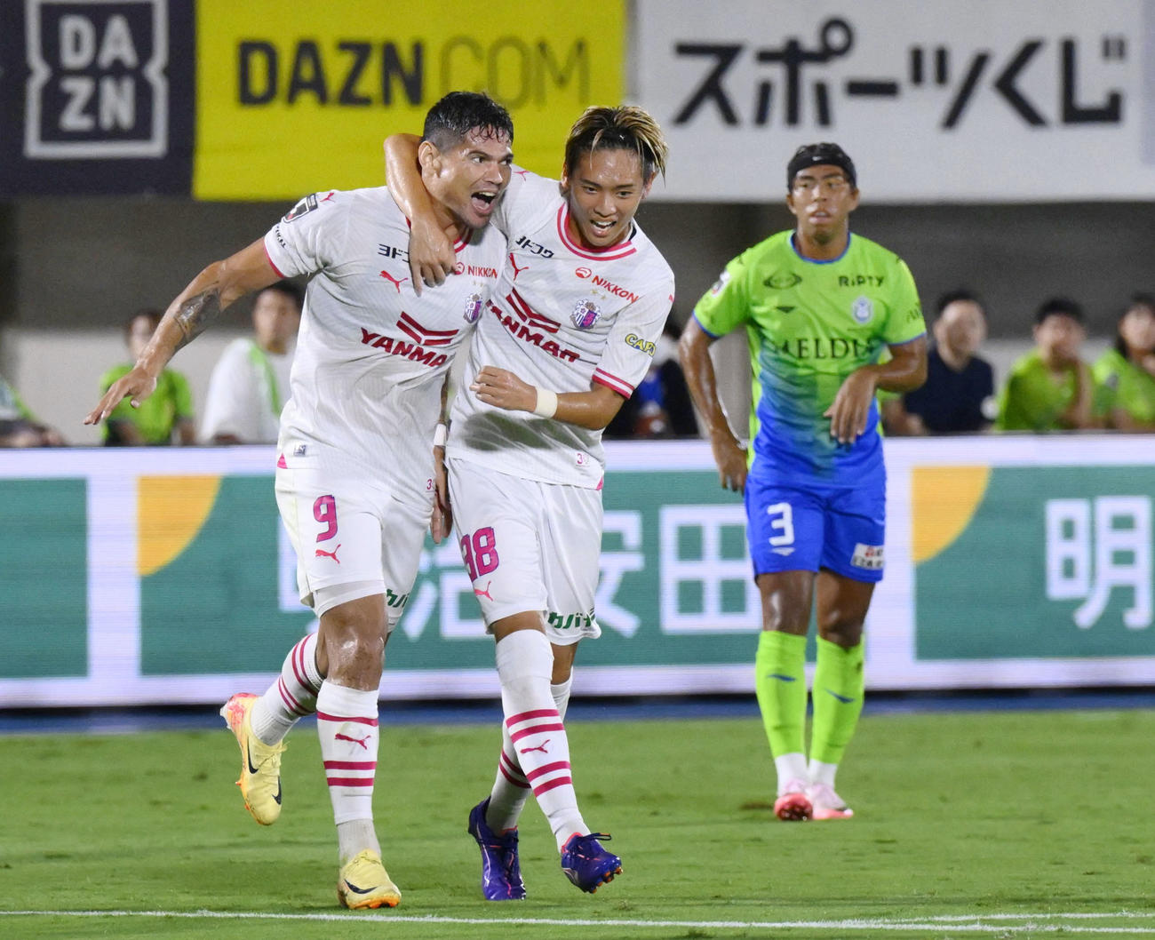 湘南―C大阪　前半、自身2点目のゴールを決め、喜ぶC大阪・レオセアラ（左）（共同）