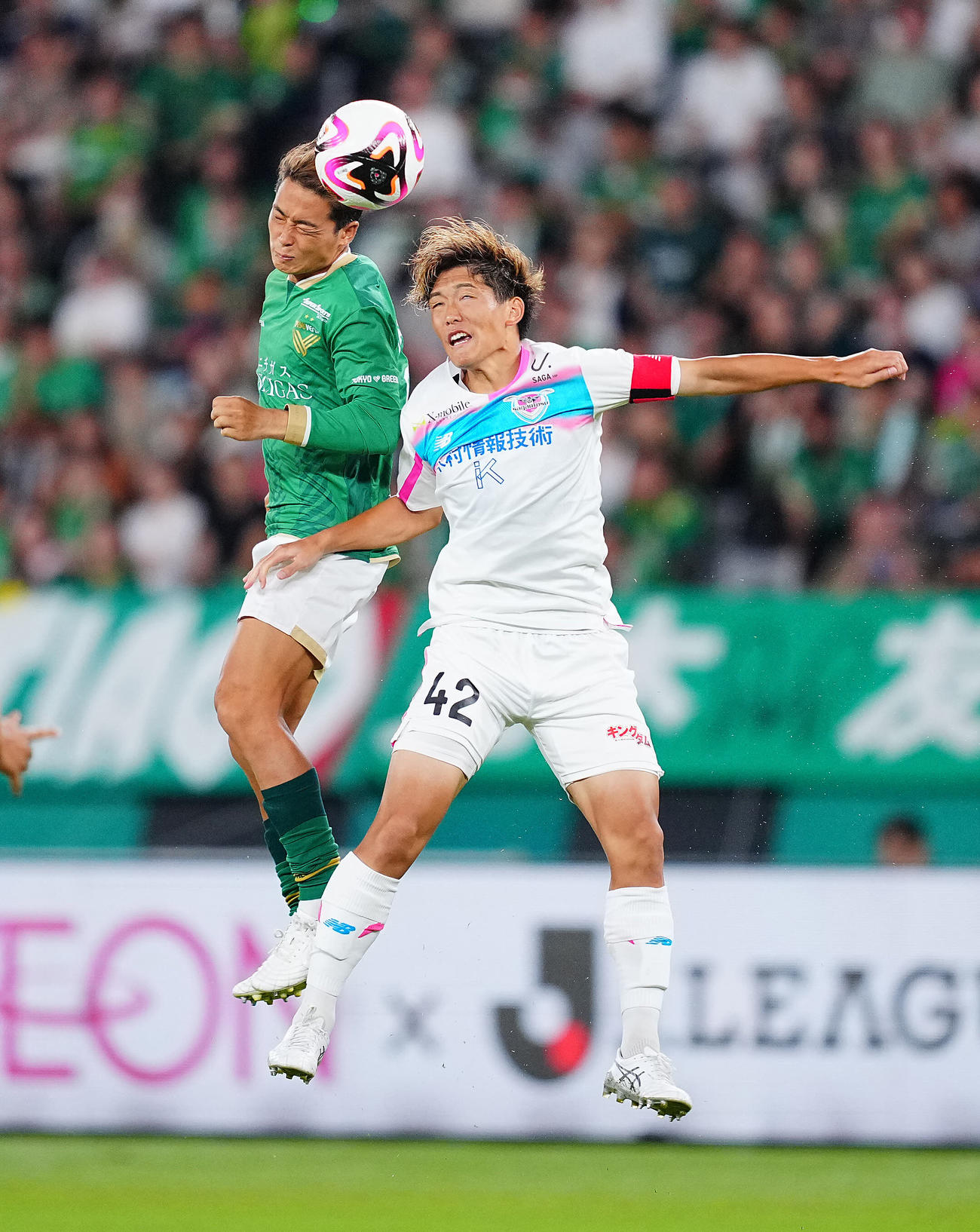 東京V対鳥栖　前半、競り合う東京V翁長（左）と鳥栖原田（撮影・垰建太）