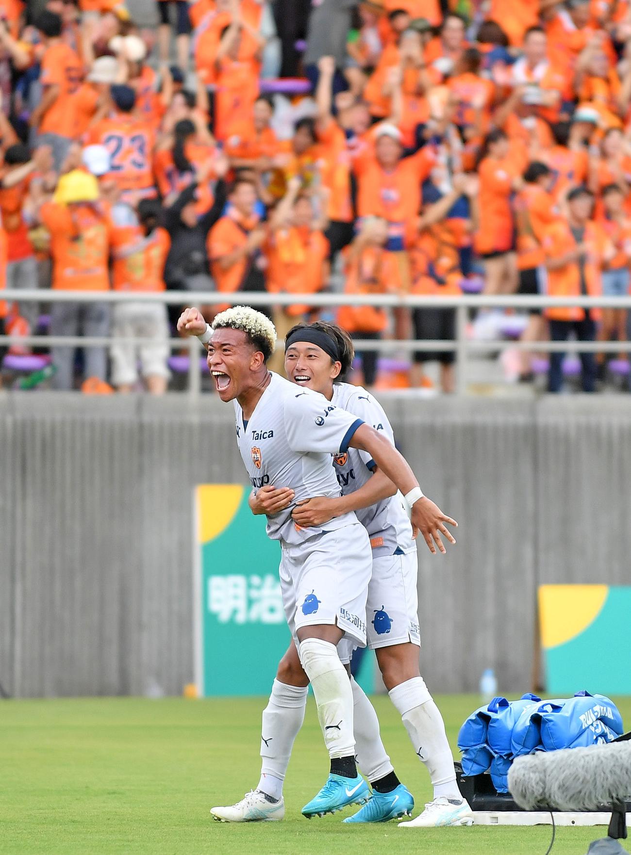 藤枝対清水　勝ち越しゴールを決め、スタンドに向かって雄たけびを上げる清水住吉（左）（撮影・神谷亮磨）